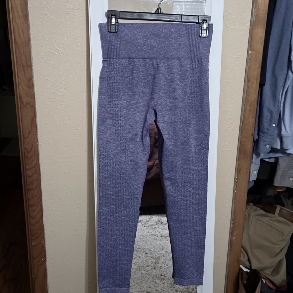 NWOT Grape colored Sz M Gymshark-like leggings